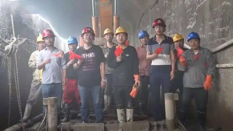 救援旅行男孩